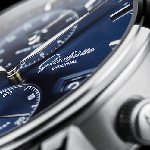 Glashuette-Original-1-89-02-05-02-30-Senator-Cosmopolite-Blau-Datum Bei vier Uhr besitzt die Zeitzonenuhr von Glashütte Original ein Panoramadatum.