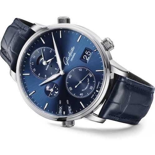 Glashuette-Original-1-89-02-05-02-30-Senator-Cosmopolite-Blau-Lederband-quer Getragen wird die Zeitzonenuhr von Glashütte Original an einem blauen Alligatorlederband.