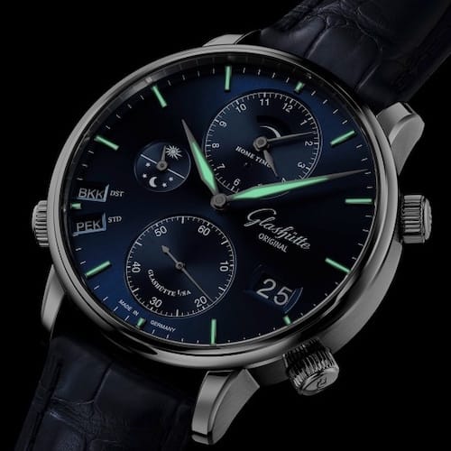 Glashuette-Original-1-89-02-05-02-30-Senator-Cosmopolite-Blau-Nacht Auch bei Nacht lässt die Senator Cosmopolite ihren Besitzer nicht im Unklaren.