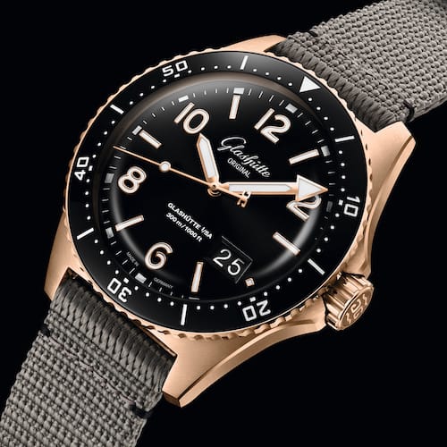 Glashuette-Original-SeaQ-Panoramadatum-Bicolor-1-36-13-03-90-34-Profil Die Rotgoldverson der Taschenuhr am grauen Synthetikband.