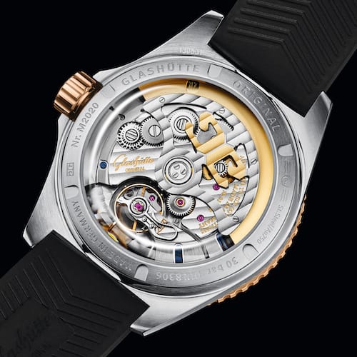 Glashuette-Original-SeaQ-Panoramadatum-Bicolor-1-36-13-04-91-33-Boden Das automatische Manufakturkaliber 36-13 besitzt eine Gangdauer von 100 Stunden.