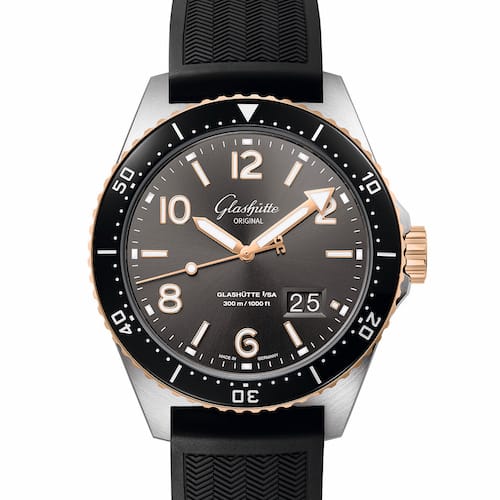 Glashuette-Original-SeaQ-Panoramadatum-Bicolor-1-36-13-04-91-33-Front Die Bicolor-Version der SeaQ Panoramadatum am Kautschukband.