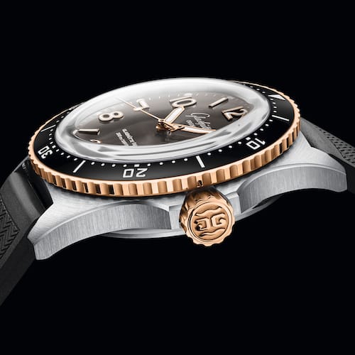 Glashuette-Original-SeaQ-Panoramadatum-Bicolor-1-36-13-04-91-33-Kronenseite Die Bicolor-Version der Glashütte Original Sea Q Panoramadatum mit rotgoldener Lünette und Krone.