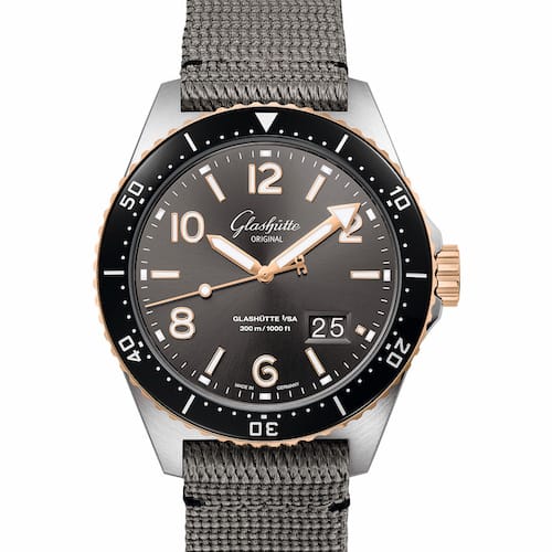 Glashuette-Original-SeaQ-Panoramadatum-Bicolor-1-36-13-04-91-34-Front Die Bicolor-Version der SeaQ Panoramadatum am Synthetikband.