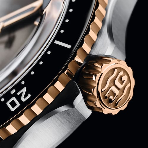 Glashuette-Original-SeaQ-Panoramadatum-Bicolor-1-36-13-04-91-34-Krone Die Bicolorversion besitzt eine Krone aus Rotgold.