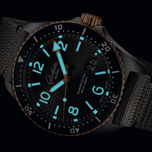 Glashuette-Original-SeaQ-Panoramadatum-Bicolor-1-36-13-04-91-34-Nacht Die vergoldeten Zeiger und Indizes sind mit Leuchtfarbe beschichtet.