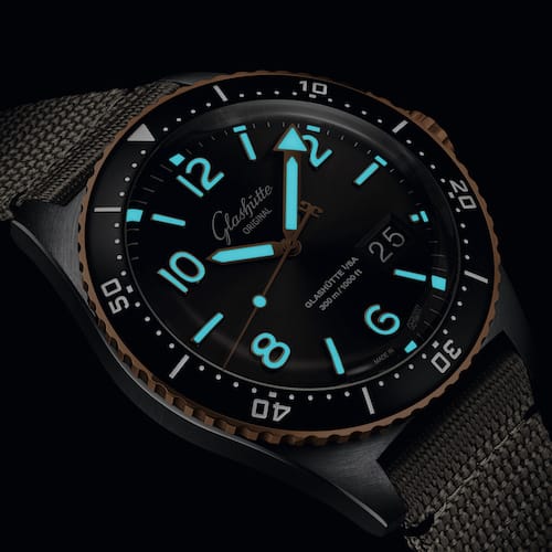 Glashuette-Original-SeaQ-Panoramadatum-Bicolor-1-36-13-04-91-34-Profil-Nacht Die Bicolor-Version der SeaQ Panoramadatum bei Dunkelheit.