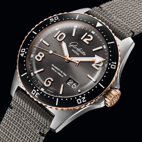 Glashuette-Original-SeaQ-Panoramadatum-Bicolor-1-36-13-04-91-34-Profil Die Bicolor-Version der SeaQ Panoramadatum am Synthetikband.