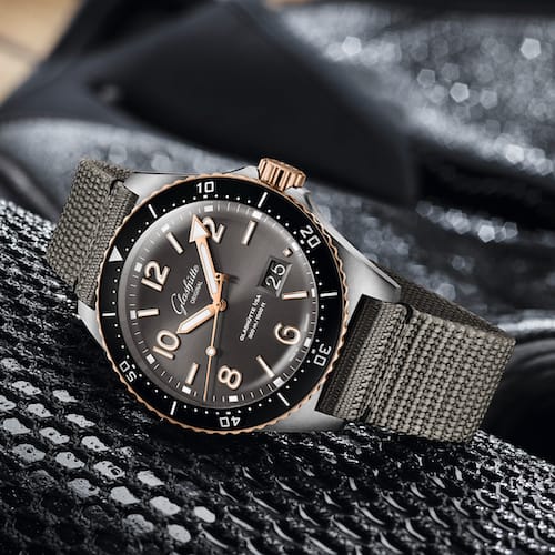 Glashuette-Original-SeaQ-Panoramadatum-Bicolor-1-36-13-04-91-34-auf-Taucheranzug Die SeaQ Panoramadatum in der Bicolor-Version.