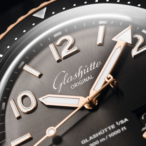 Glashuette-Original-SeaQ-Panoramadatum-Bicolor-1-36-13-04-91-34-Schriftzug-auf-Zifferblatt Die Bicolor-Version besitzt ein grau galvanisiertes Zifferblatt.