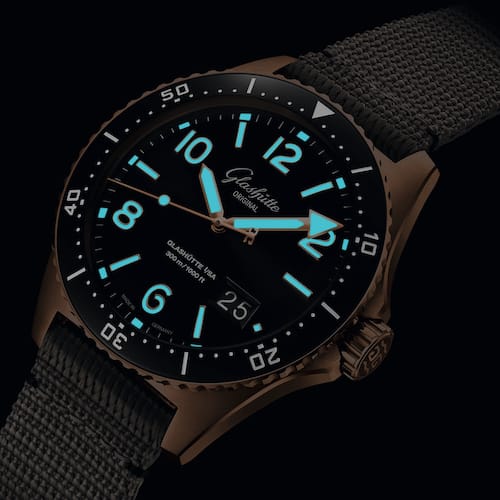 Glashuette-Original-SeaQ-Panoramadatum-Bicolor-36-13-03-90-34-Nacht Die Markierungen der Drehlünette sind mit Leuchtfarbe beschichtet.