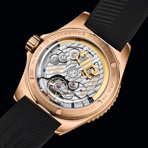 Glashuette-Original-SeaQ-Panoramadatum-Gold-1-36-13-03-90-33-Boden Das automatische Kaliber 36-13 präsentiert sich unter dem durch den Sichtboden.