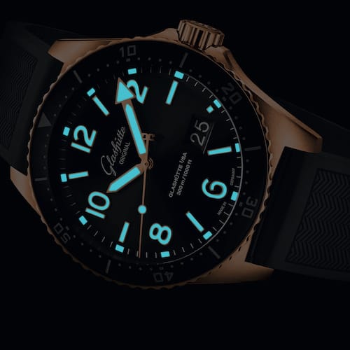 Glashuette-Original-SeaQ-Panoramadatum-Gold-1-36-13-03-90-33-Nacht Die SeaQ Panoramadatum Gold ist reichlich mit Leuchtfarbe versehen.