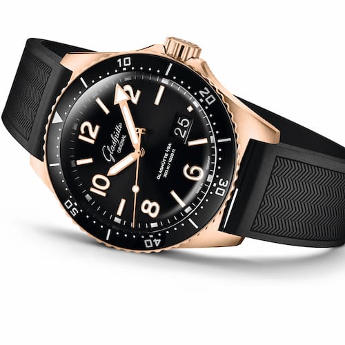 Glashuette-Original-SeaQ-Panoramadatum-Gold-1-36-13-03-90-33-quer Die Rotgoldversion hat ein schwarzes Zifferblatt mit Sonnenschliff und vergoldeten Zeigern und Appliken.