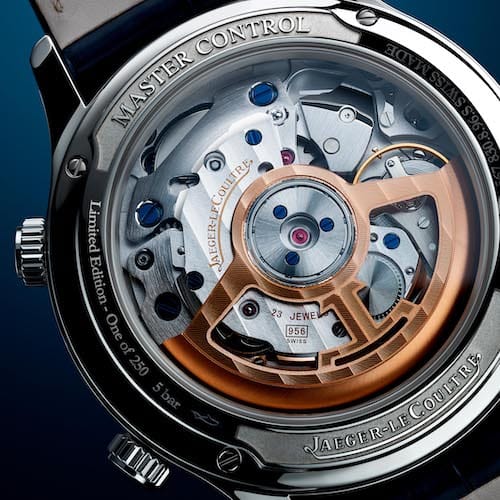 Der Rotgoldrotor und das Schlagwerk sind durch den Saphirglasboden sichtbar. Der Rotgoldrotor und das Schlagwerk sind durch den Saphirglasboden sichtbar.