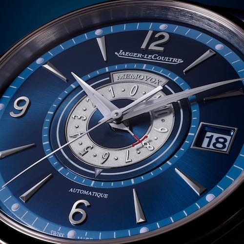 Das Zifferblatt weist konzentrische Kreise in zwei Blauschattierungen mit Sonnenschliff auf, die von einem Innenring ergänzt werden. Das Zifferblatt weist konzentrische Kreise in zwei Blauschattierungen mit Sonnenschliff auf, die von einem Innenring ergänzt werden.