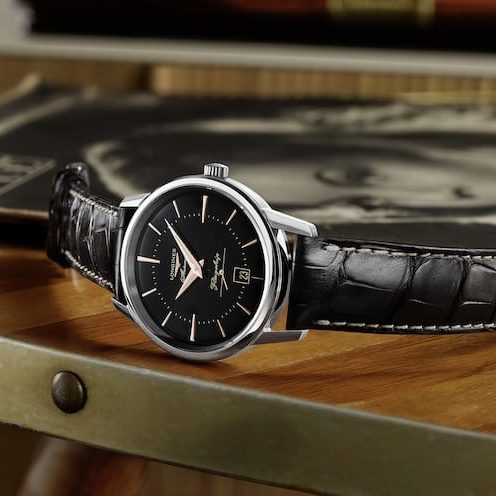 Longines-Flagship-L4.795.4.58-am-Tisch Vorbild ist eine Uhr von 1957