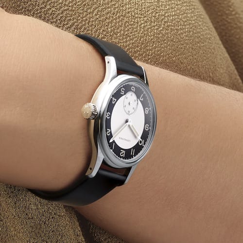 Longines-Heritage-Classics-Tuxedo-L2.330.4.93-Dreizeiger-am-Arm Das Dreizeigermodell besitzt einen Durchmesser von 38,5 Millimetern.