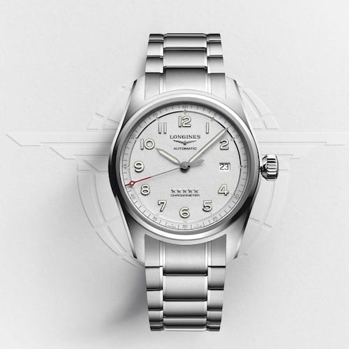 Die große Krone und die Zifferblattgestaltung machen die Longines Spirit zu einer klassischen Fliegeruhr. Die große Krone und die Zifferblattgestaltung machen die Longines Spirit zu einer klassischen Fliegeruhr.
