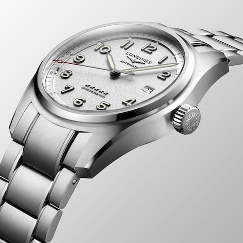 Auch ein Edelstahlband gehört zur Ausstattung der Longines Spirit-Kollektion. Auch ein Edelstahlband gehört zur Ausstattung der Longines Spirit-Kollektion.