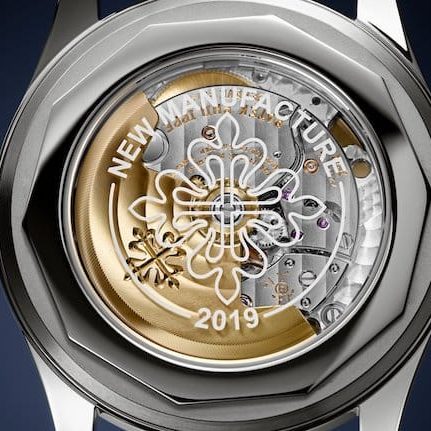 Patek-Philippe-Calatrava- 6007A-001-Boden Der Saphirglasboden mit Logo und Manufaktur-Widmung.