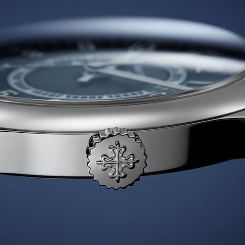 Patek-Philippe-Calatrava- 6007A-001-Ftront-und-Krone Die Calatrava Edelstahl 6007A-001 trägt das Patek-Philippe-Siegel.