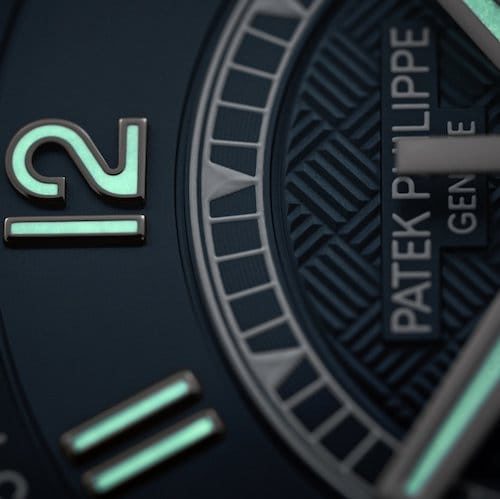 Patek-Philippe-Calatrava- 6007A-001-Profil-Nachtaufnahme Die applizierten arabischen Ziffern sind mit Leuchtfabe belegt.