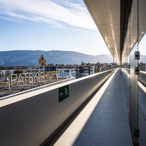 Patek-Philippe-Manufakturgebaeude-Balkon Der oberste Stock mit Panoramablick in das schweizer Jura.