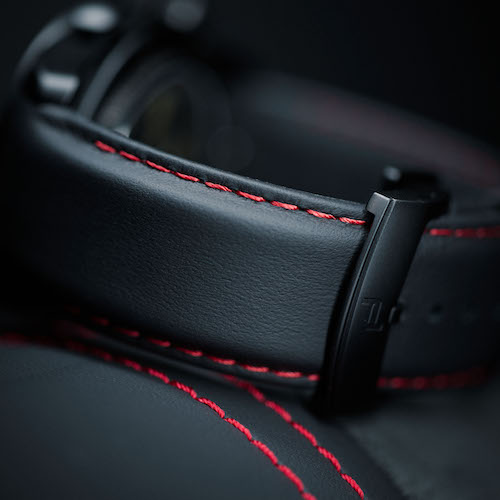 Porsche-Design-Custom-built-Timepieces-911-rote-Naht Die Faltschließe lässt sich in einem zum Gehäuse passenden Variante wählen.