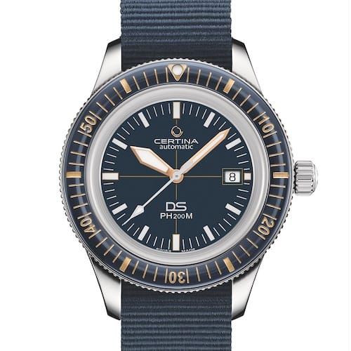 Certina-Ds-PH200M-C036.407.18.040.00_SLD-7968 Die Certina mit blauem Zifferblatt und Drehlünette am blauen Textilband.