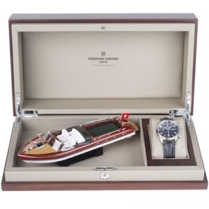 Die Geschenbox zum Riva-Chronographen enthält das Modell eines Riva-Bootes.