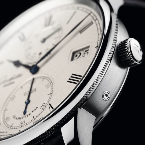 Glashuette-Original-1-58-03-01-04-30-Senator-Chronometer-White Korrekturdruecker_RGB Der kleine Korrektor bei vier Uhr dient zur Schnelleinstellung des Panoramadatums.