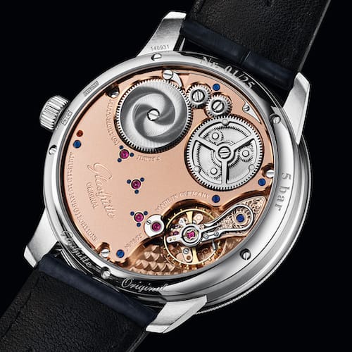 Glashuette-Original-1-58-03-01-04-30_Senator-Chronometer-White Gold-Sichtboden Der Sichtboden enthüllt die Dreiviertelplatine, den handgravierten Unruhkloben, die verschraubten Goldchatons und die polierten und anglierten Stahlteile.