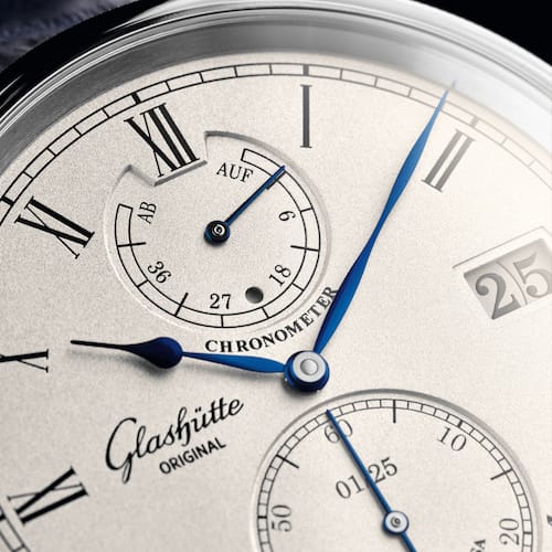Glashuette-Original-1-58-03-01-04-30_Senator_Chronometer_White Gold-Gangreserve Der Zifferblattrohling besteht aus massivem Gold, die Gravuren werden schwarz asugelegt und im Ofen gebrannt.