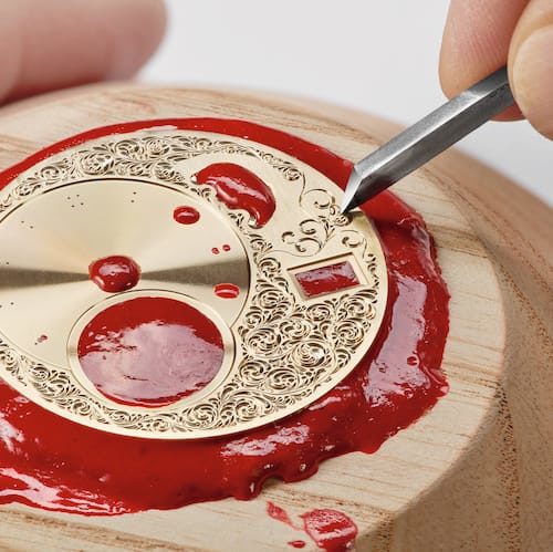Glashuette-Original-Pano-Lunar-Tourbillon-Handgravur Das goldene Zifferblatt wird in der eigenen Manufaktur in Pforzheim von Hand graviert.