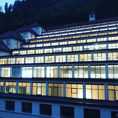 Junghans Terrassenbausmuseum bei Nacht Heute beherbergt der Junghans Terrassenbau neben der Produktion auch ein Museum.