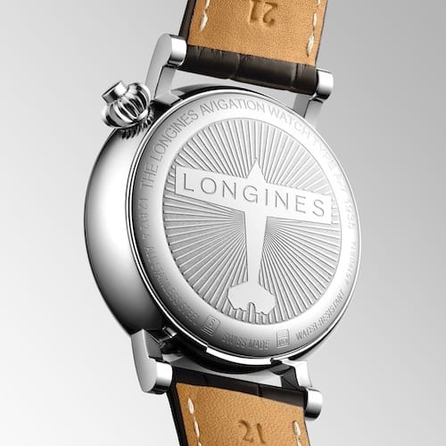 Longines Avigation L2.812.4.53.2 Der Edelstahlboden der Longines Avigation Watch 1935 ist graviert.