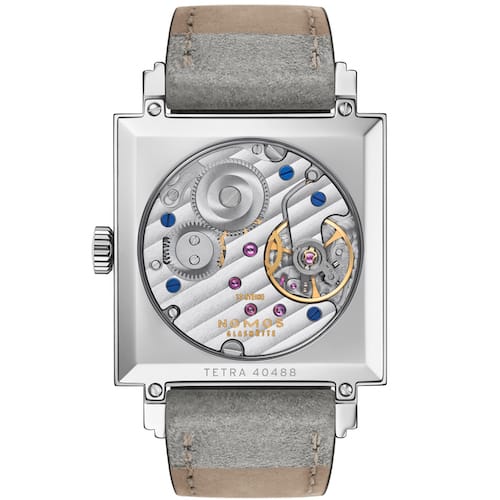 Nomos Glashütte Tetra Ode an die Freude Boden Durch den Sichtglasboden ist das Manufakturwerk Alpha erkennbar.