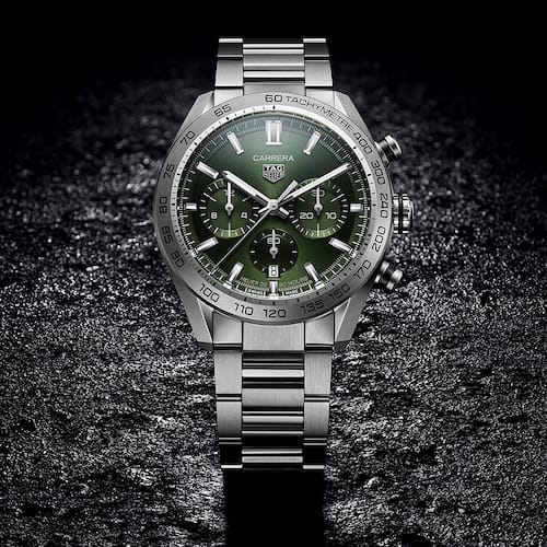 TAG-Heuer-Carrea-CBN2A10.BA0643-gruenes-ZB-Mood Die Carrera Heuer 02 mit grünem Zifferblatt besitzt eine Edelstahllünette mit Tachymeterskala.