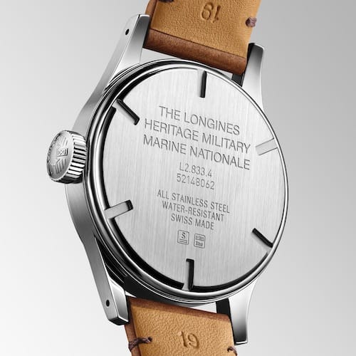 Longines-Heritage-Military-Marine-Nationale-L2.833.4.93.2-Boden Der Gehäuseboden nimmt die historischen Bezeichnungen wieder auf.