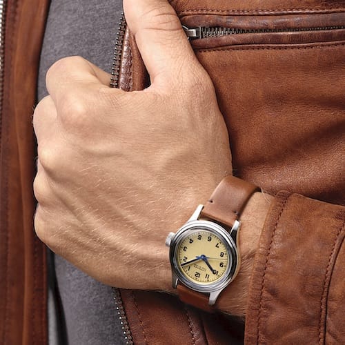 Longines-Heritage-Military-Marine-Nationale-L2.833.4.93.2-Handgelenk Getragen wird die Longines Heritage Military Marine Nationale an einem cognacfarbenen Lederband.