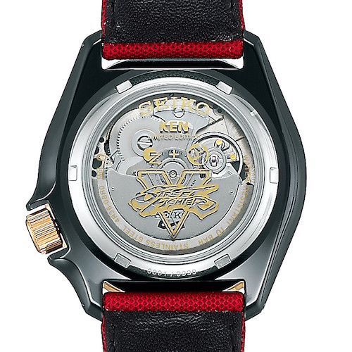 Seiko-5-Sports-Street-Fighter-KEN-SRPF20-Boden Der Befehl für einen von Kens bekanntesten Moves, »Shoryuken«, ist auf dem Gehäuseboden abgebildet.