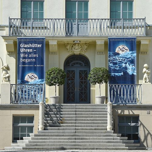 Deutsches-Uhrenmuseum-Glashuette-Werbebanner Deutsches Uhrenmuseum-Glashütte Außenansicht