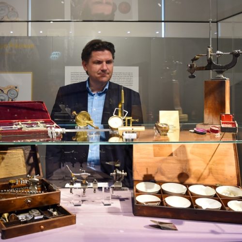 Deutsches-Uhrenmuseum-Glashuette-in-der-Ausstellung Deutsches Uhrenmuseum Glashütte Vitrine