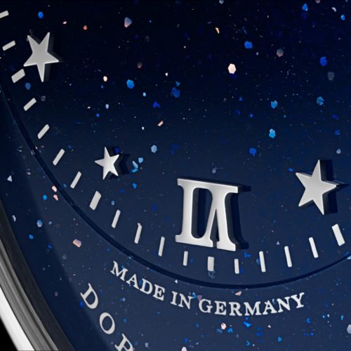 Die applizierten Ziffern aud dem schimmernden Zifferblatt. Die applizierten Ziffern aud dem schimmernden Zifferblatt.