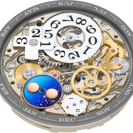 Das Kaliber basiert auf dem Werk der Lange 1 Daymatic und bietet eine Gangautonomie von 50 Stunden. Das Kaliber basiert auf dem Werk der Lange 1 Daymatic und bietet eine Gangautonomie von 50 Stunden.