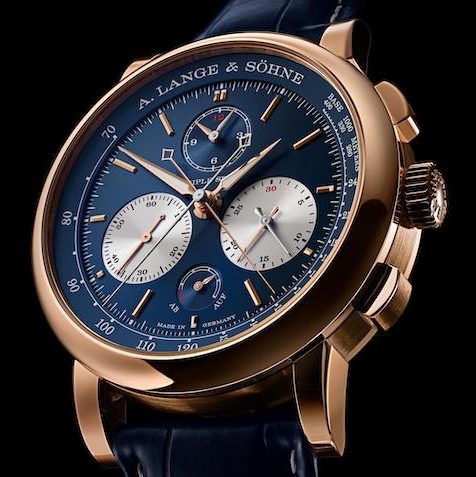 Auf dem blauen Zifferblatt heben sich die rhodiéfarbenen Totalisatoren ab. Auf dem blauen Zifferblatt heben sich die rhodiéfarbenen Totalisatoren ab.