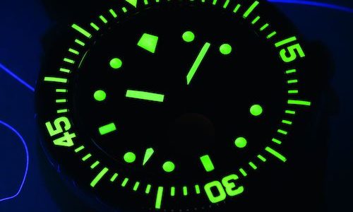 Die »Old-Radium«-Leichtfarbe scheint bei Nacht Grün. Die »Old-Radium«-Leichtfarbe scheint bei Nacht Grün.