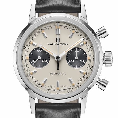 Der Hamilton Intra-Matic Chronograph H mit hellem Blatt und schwarzem Lederband. Der Hamilton Intra-Matic Chronograph H mit hellem Blatt und schwarzem Lederband.