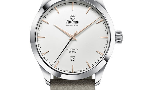 Die Tutima Flieger Aero Club mit silberweißem Zifferblatt und goldplattierten Indizes Und Zeigern. Die Tutima Flieger Aero Club mit silberweißem Zifferblatt und goldplattierten Indizes Und Zeigern.